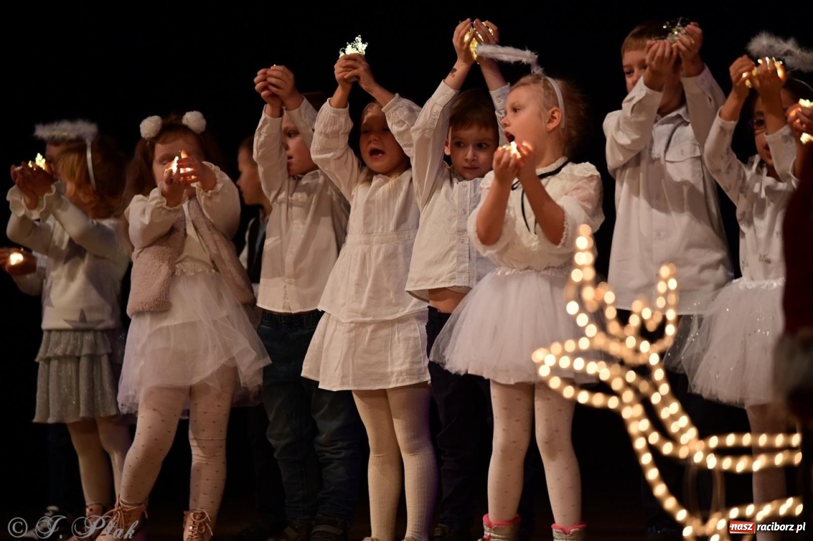 Zdjęcie w galerii na portalu naszraciborz.pl: Przedszkolaki z Trzynastki rozgrzały serca kolędami i pastorałkami w RCK wiadomości z regionu