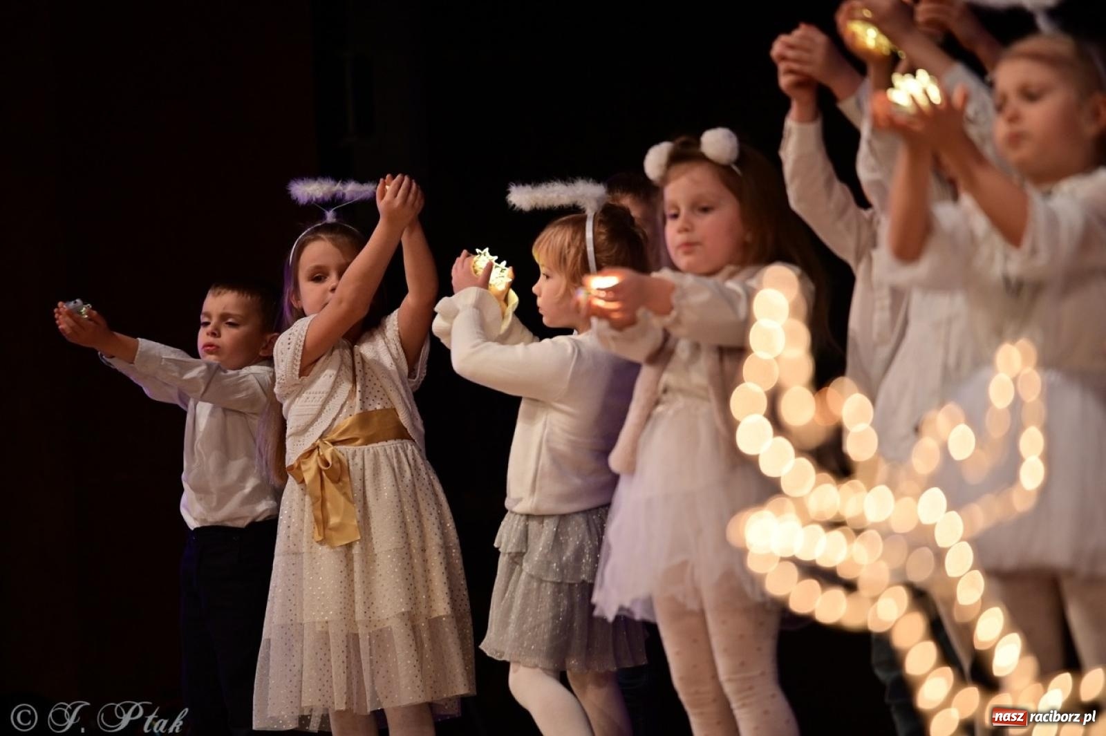 Zdjęcie w galerii na portalu naszraciborz.pl: Przedszkolaki z Trzynastki rozgrzały serca kolędami i pastorałkami w RCK wiadomości z regionu