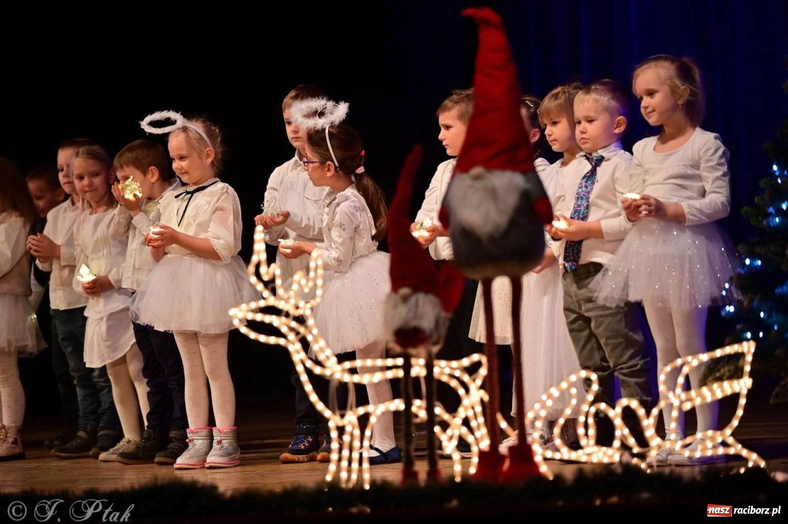 Zdjęcie w galerii na portalu naszraciborz.pl: Przedszkolaki z Trzynastki rozgrzały serca kolędami i pastorałkami w RCK wiadomości z regionu