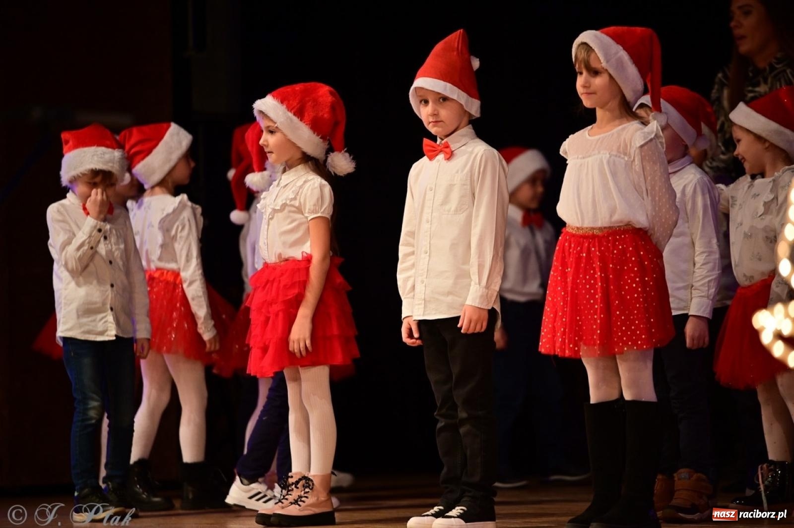 Zdjęcie w galerii na portalu naszraciborz.pl: Przedszkolaki z Trzynastki rozgrzały serca kolędami i pastorałkami w RCK wiadomości z regionu