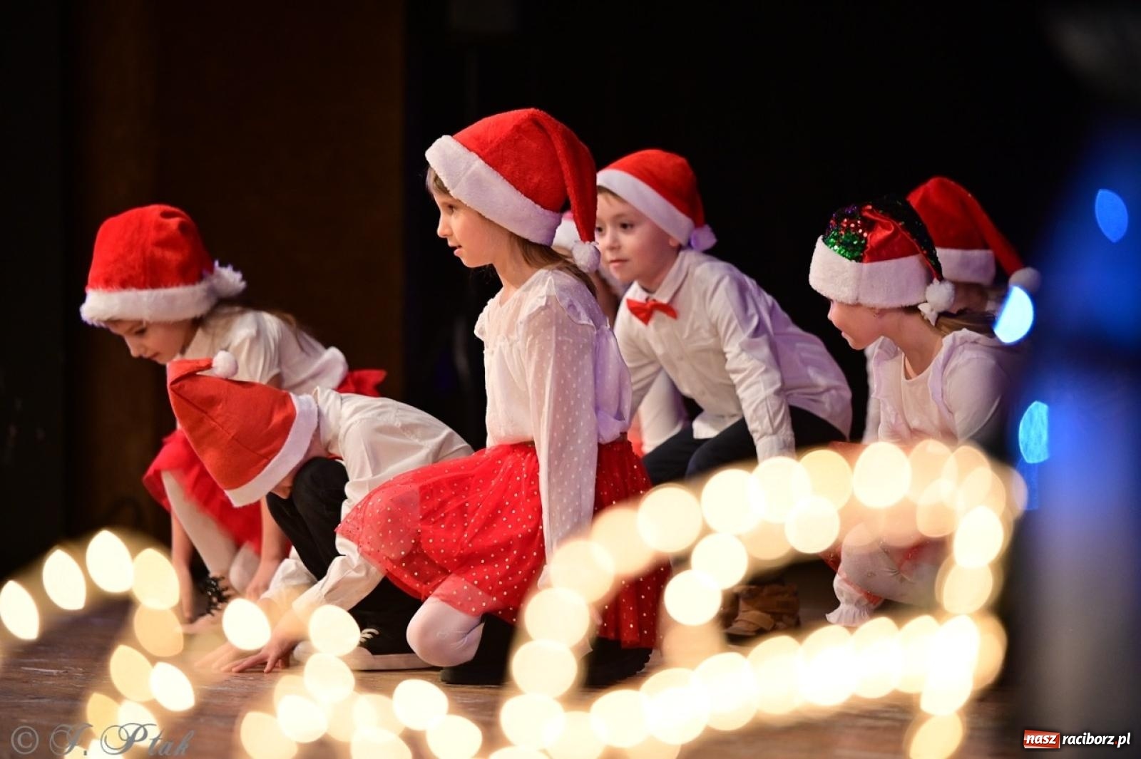 Zdjęcie w galerii na portalu naszraciborz.pl: Przedszkolaki z Trzynastki rozgrzały serca kolędami i pastorałkami w RCK wiadomości z regionu