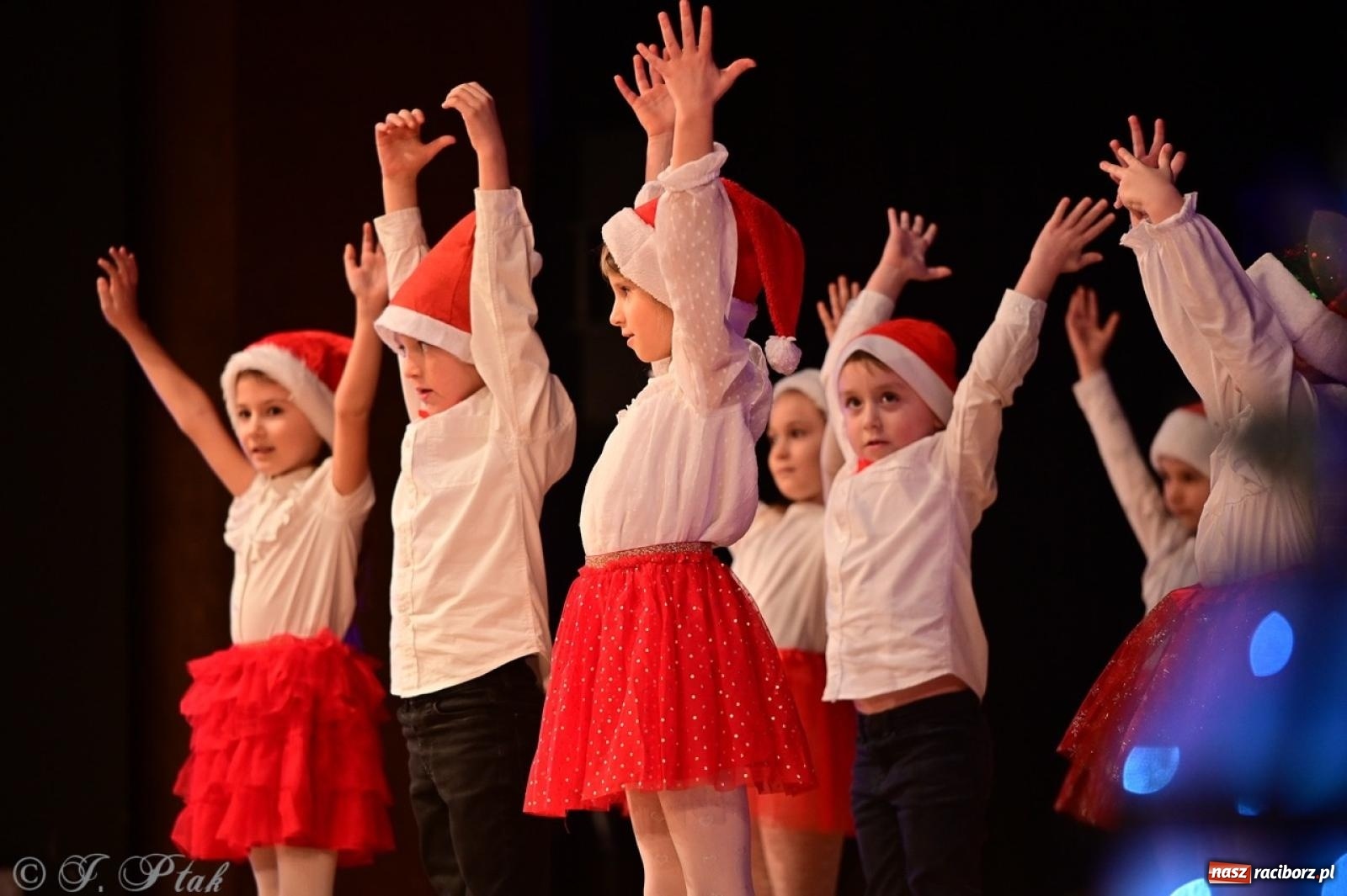 Zdjęcie w galerii na portalu naszraciborz.pl: Przedszkolaki z Trzynastki rozgrzały serca kolędami i pastorałkami w RCK wiadomości z regionu