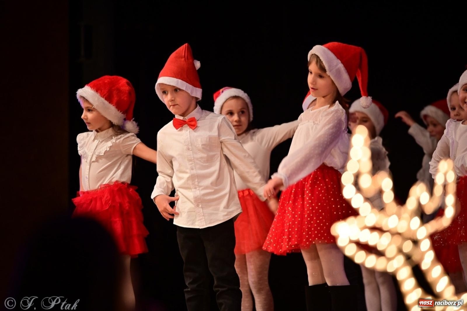 Zdjęcie w galerii na portalu naszraciborz.pl: Przedszkolaki z Trzynastki rozgrzały serca kolędami i pastorałkami w RCK wiadomości z regionu