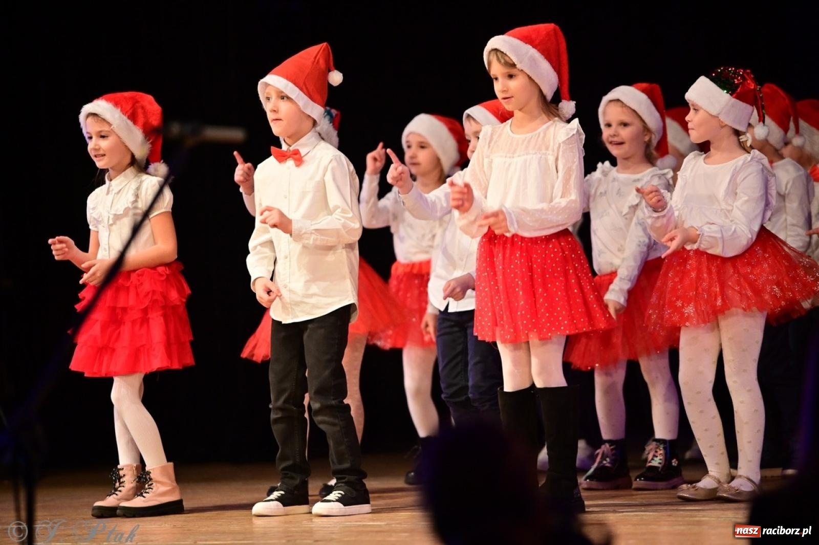 Zdjęcie w galerii na portalu naszraciborz.pl: Przedszkolaki z Trzynastki rozgrzały serca kolędami i pastorałkami w RCK wiadomości z regionu