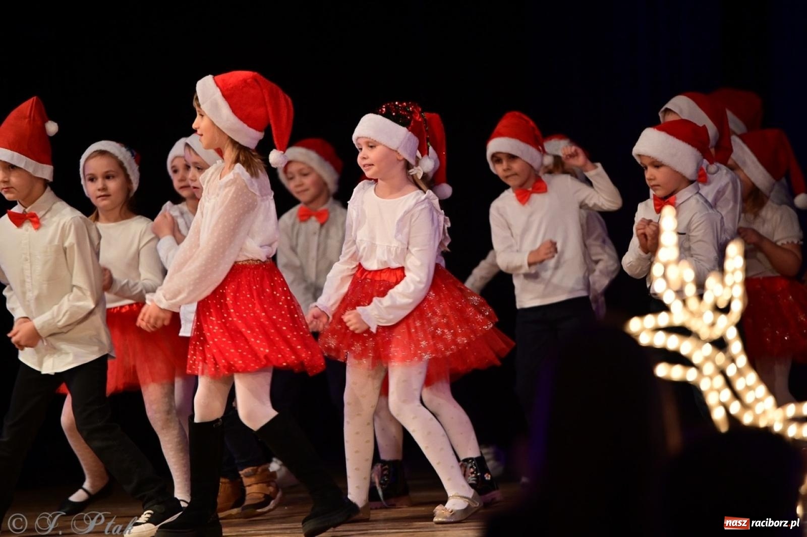Zdjęcie w galerii na portalu naszraciborz.pl: Przedszkolaki z Trzynastki rozgrzały serca kolędami i pastorałkami w RCK wiadomości z regionu