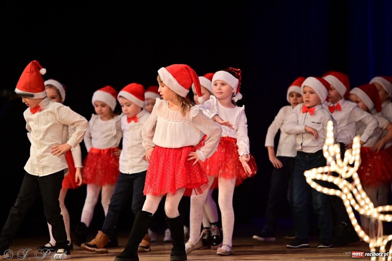 Zdjęcie w galerii na portalu naszraciborz.pl: Przedszkolaki z Trzynastki rozgrzały serca kolędami i pastorałkami w RCK wiadomości z regionu