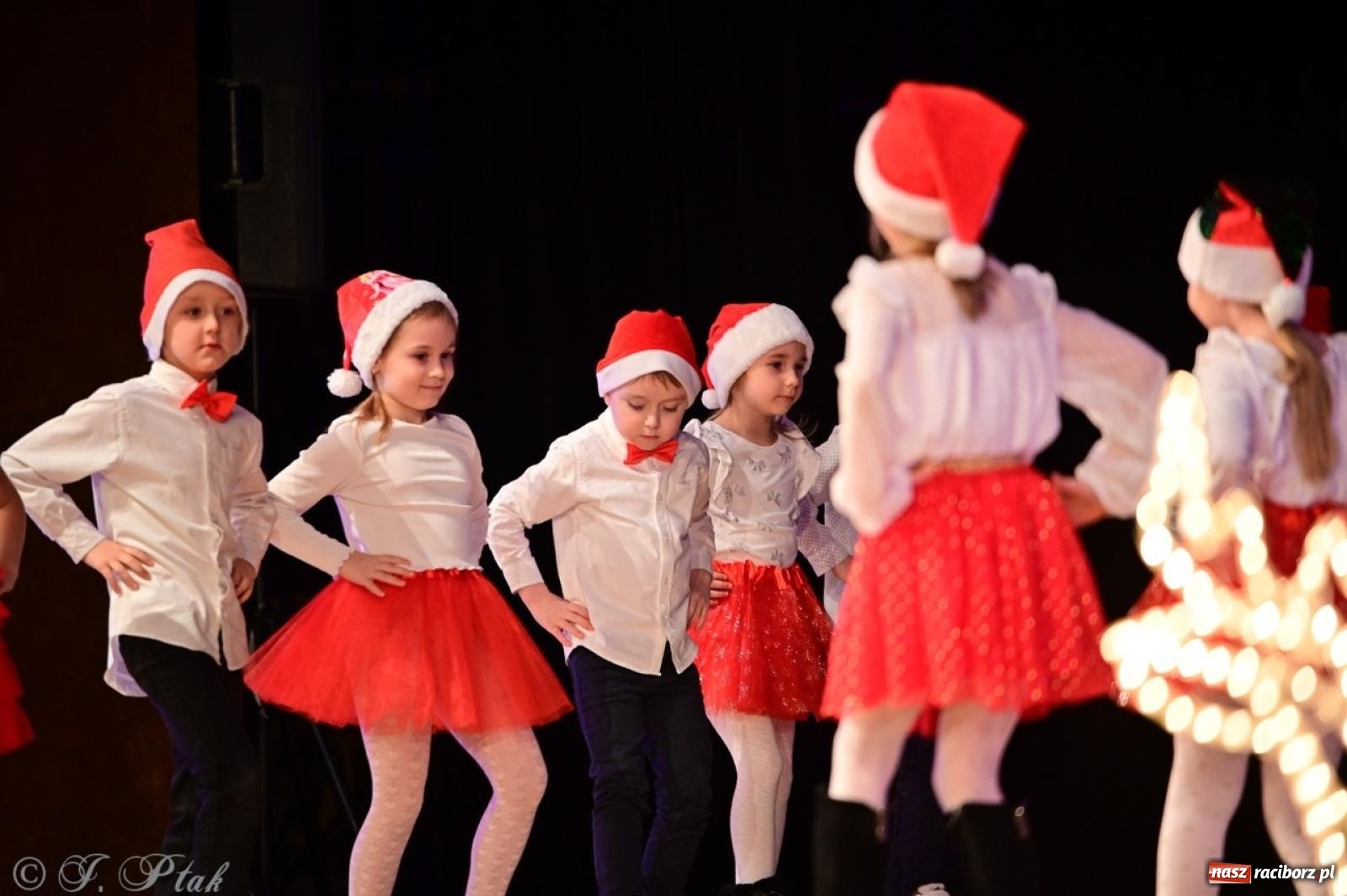 Zdjęcie w galerii na portalu naszraciborz.pl: Przedszkolaki z Trzynastki rozgrzały serca kolędami i pastorałkami w RCK wiadomości z regionu