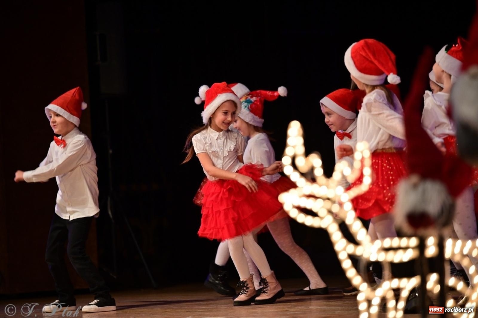 Zdjęcie w galerii na portalu naszraciborz.pl: Przedszkolaki z Trzynastki rozgrzały serca kolędami i pastorałkami w RCK wiadomości z regionu