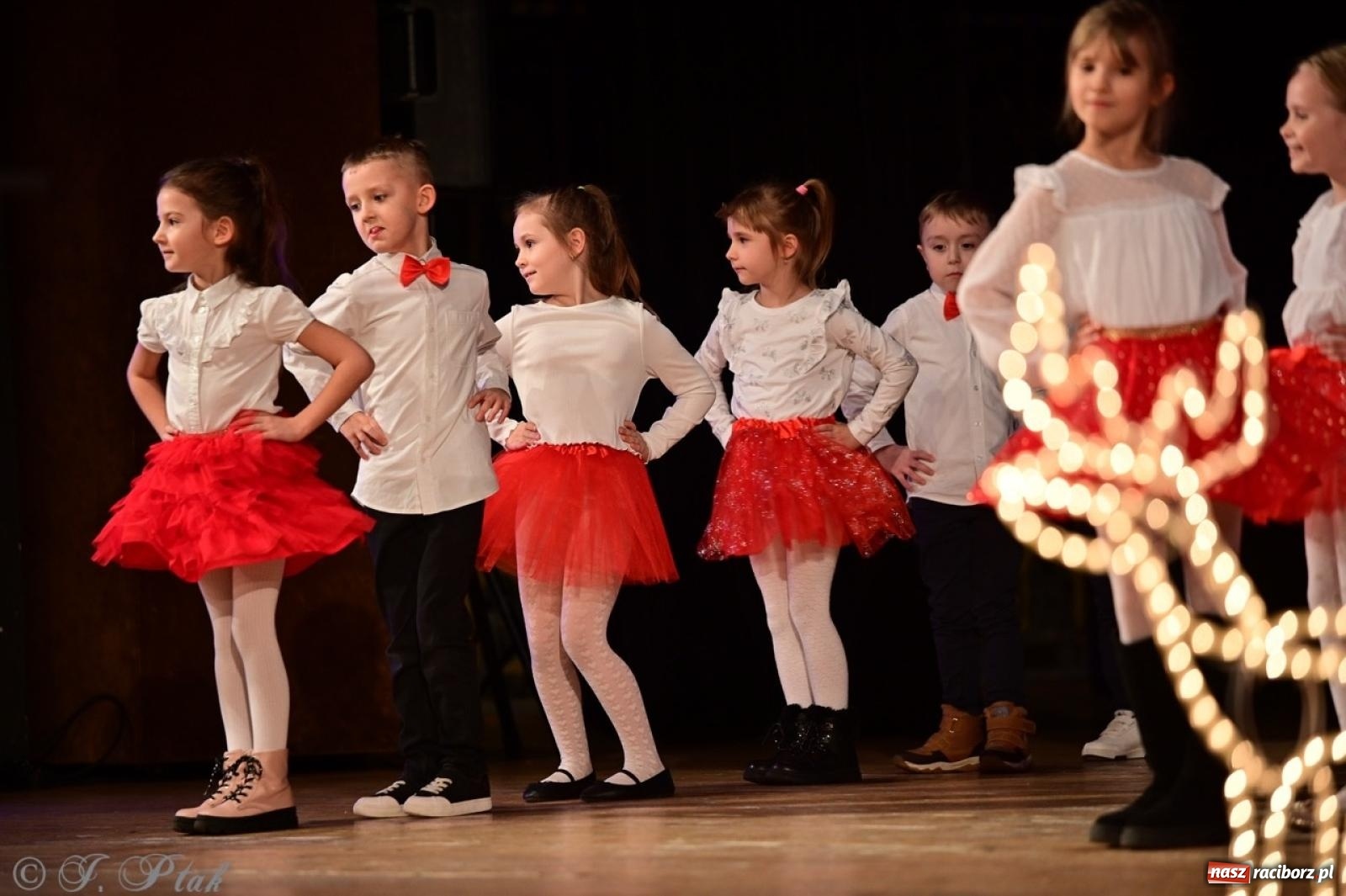 Zdjęcie w galerii na portalu naszraciborz.pl: Przedszkolaki z Trzynastki rozgrzały serca kolędami i pastorałkami w RCK wiadomości z regionu