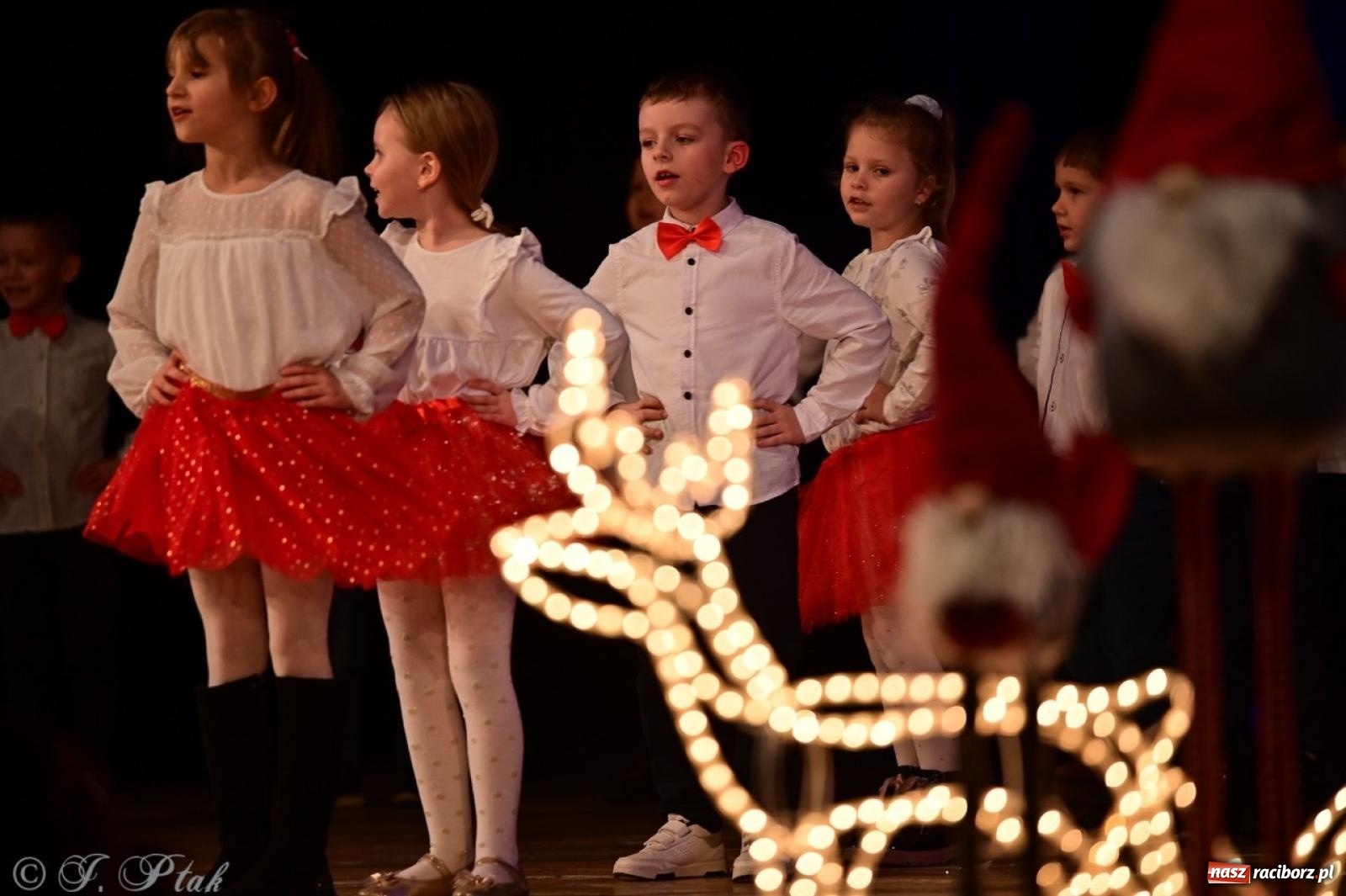 Zdjęcie w galerii na portalu naszraciborz.pl: Przedszkolaki z Trzynastki rozgrzały serca kolędami i pastorałkami w RCK wiadomości z regionu
