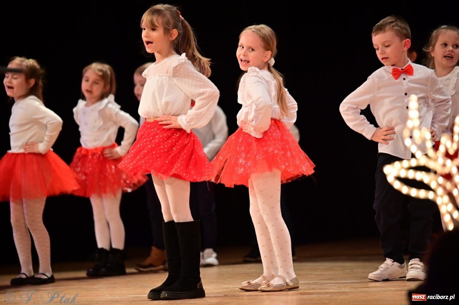 Zdjęcie w galerii na portalu naszraciborz.pl: Przedszkolaki z Trzynastki rozgrzały serca kolędami i pastorałkami w RCK wiadomości z regionu
