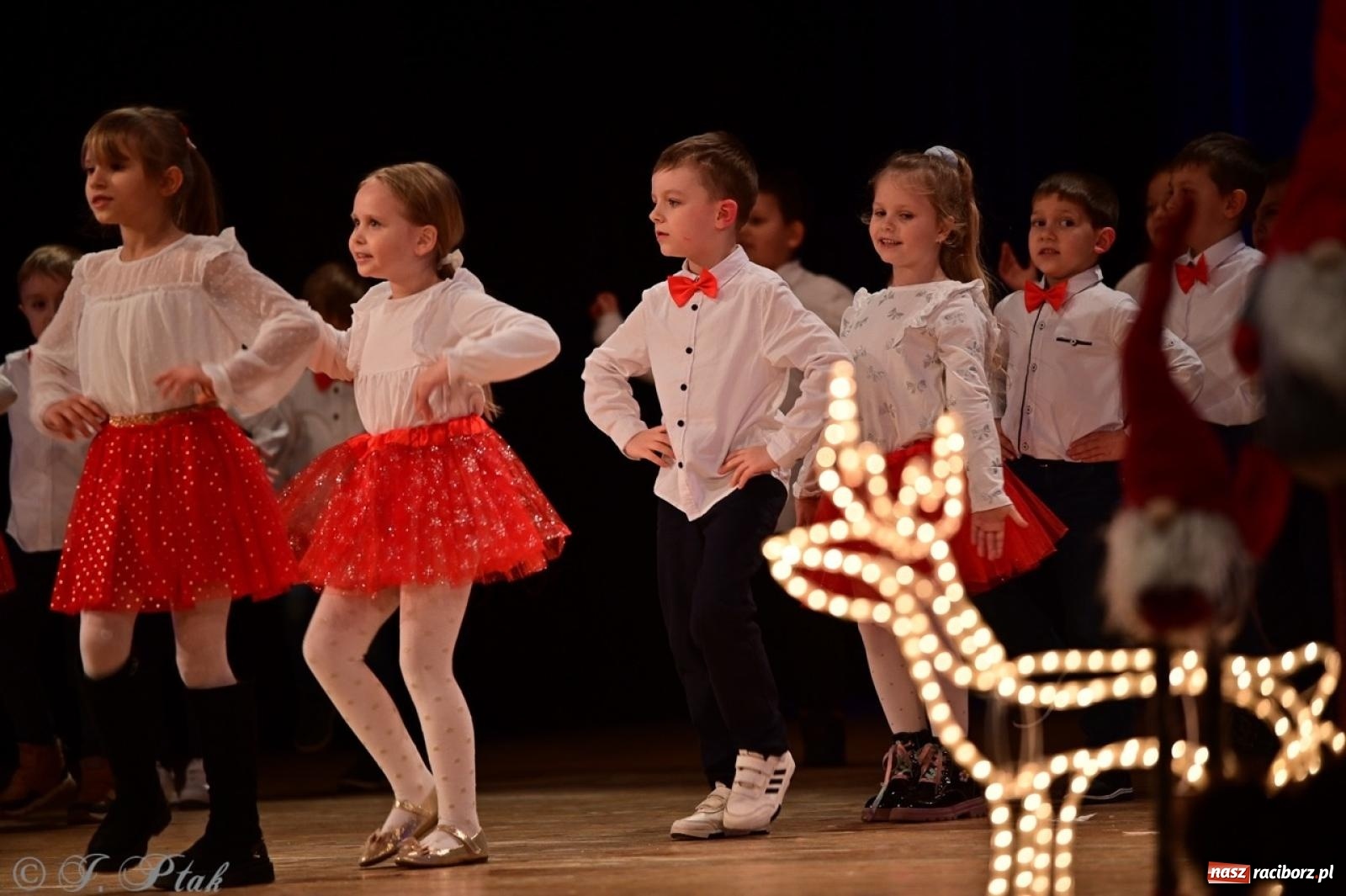 Zdjęcie w galerii na portalu naszraciborz.pl: Przedszkolaki z Trzynastki rozgrzały serca kolędami i pastorałkami w RCK wiadomości z regionu