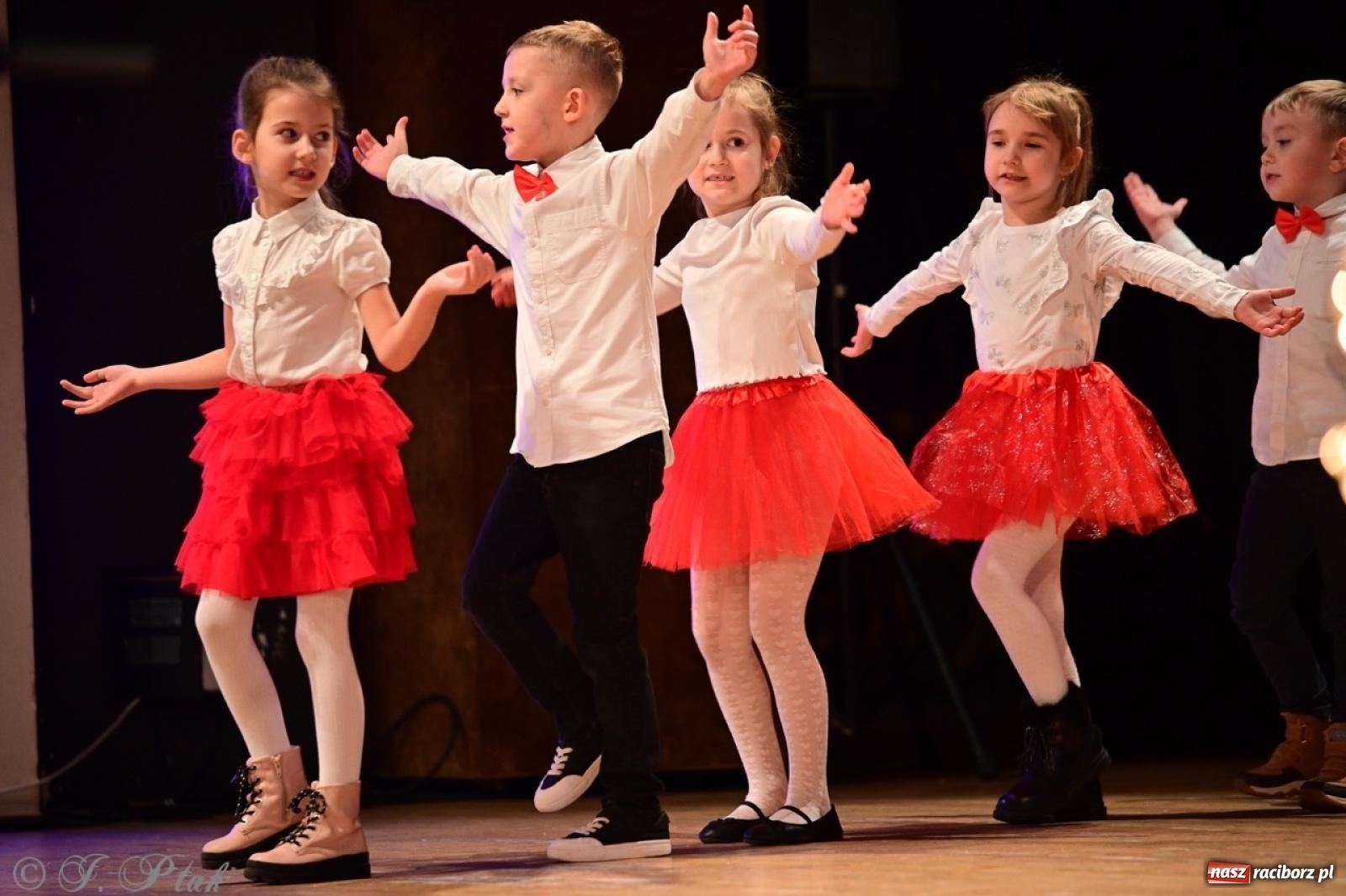 Zdjęcie w galerii na portalu naszraciborz.pl: Przedszkolaki z Trzynastki rozgrzały serca kolędami i pastorałkami w RCK wiadomości z regionu
