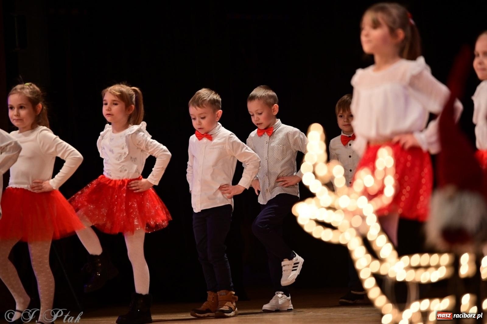 Zdjęcie w galerii na portalu naszraciborz.pl: Przedszkolaki z Trzynastki rozgrzały serca kolędami i pastorałkami w RCK wiadomości z regionu