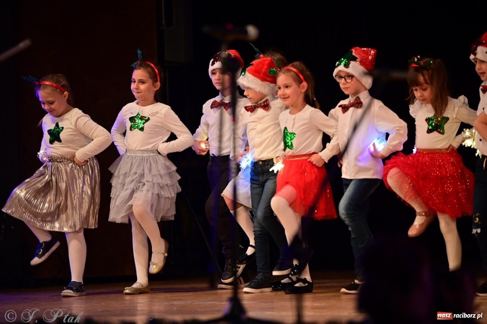 Zdjęcie w galerii na portalu naszraciborz.pl: Przedszkolaki z Trzynastki rozgrzały serca kolędami i pastorałkami w RCK wiadomości z regionu