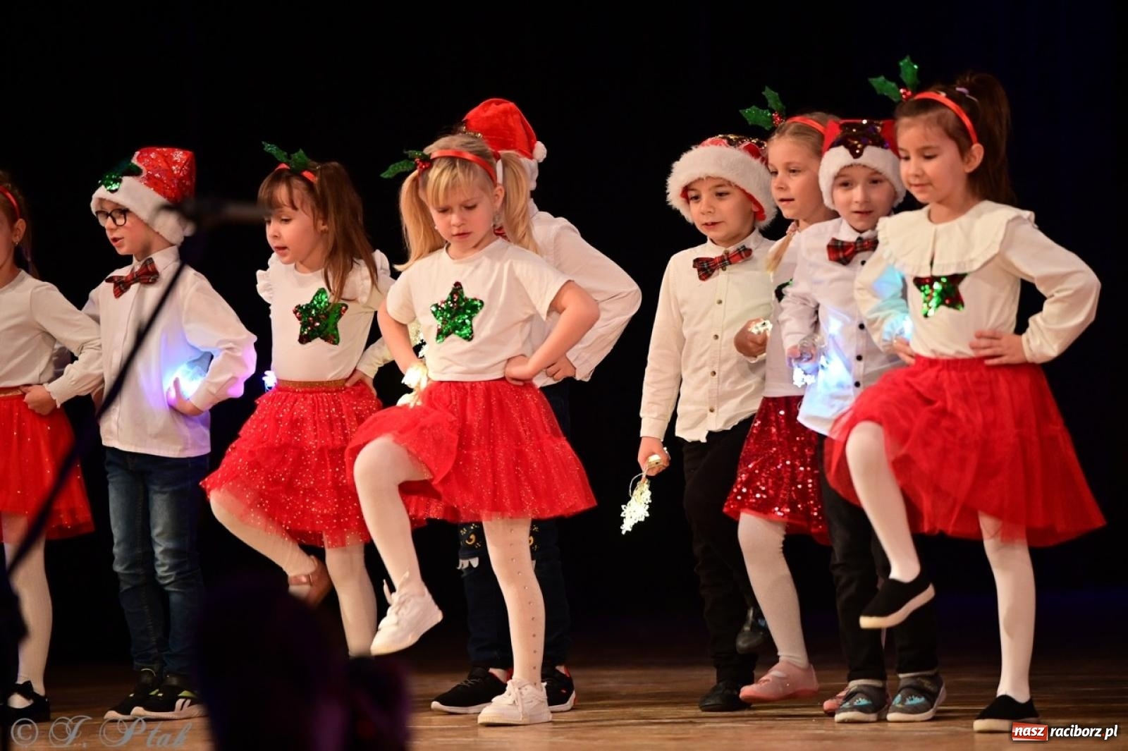 Zdjęcie w galerii na portalu naszraciborz.pl: Przedszkolaki z Trzynastki rozgrzały serca kolędami i pastorałkami w RCK wiadomości z regionu