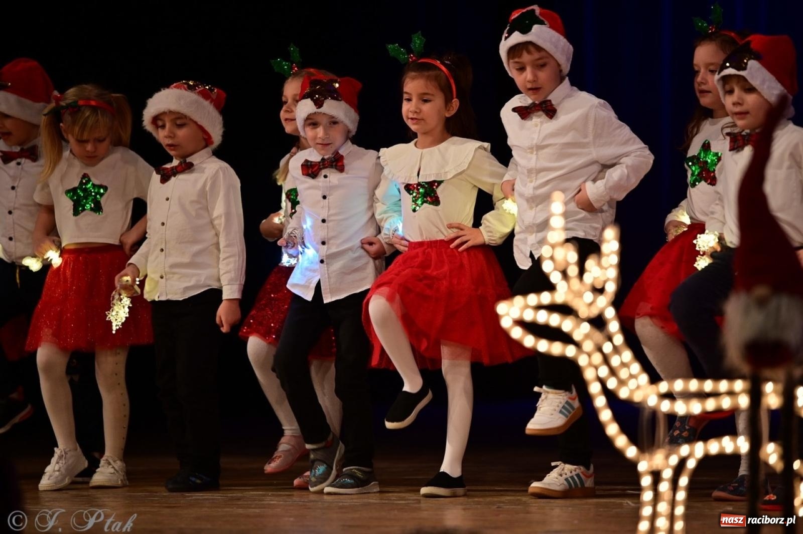 Zdjęcie w galerii na portalu naszraciborz.pl: Przedszkolaki z Trzynastki rozgrzały serca kolędami i pastorałkami w RCK wiadomości z regionu