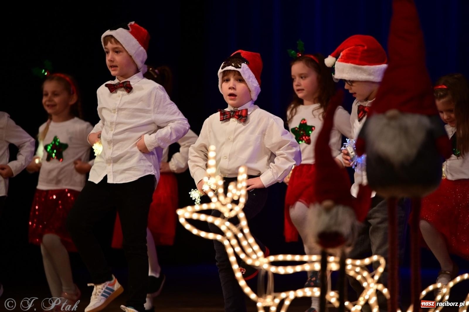 Zdjęcie w galerii na portalu naszraciborz.pl: Przedszkolaki z Trzynastki rozgrzały serca kolędami i pastorałkami w RCK wiadomości z regionu