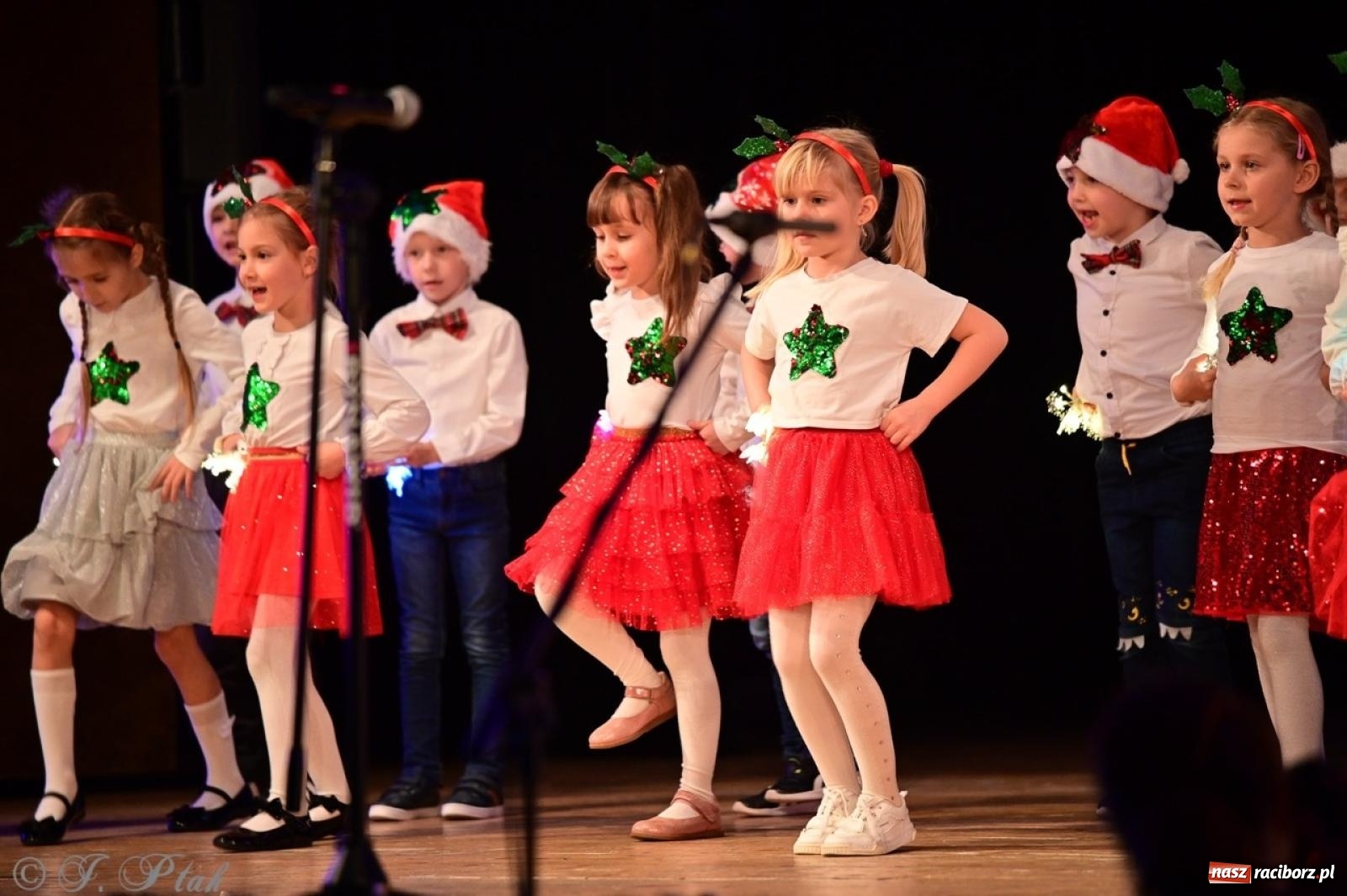 Zdjęcie w galerii na portalu naszraciborz.pl: Przedszkolaki z Trzynastki rozgrzały serca kolędami i pastorałkami w RCK wiadomości z regionu