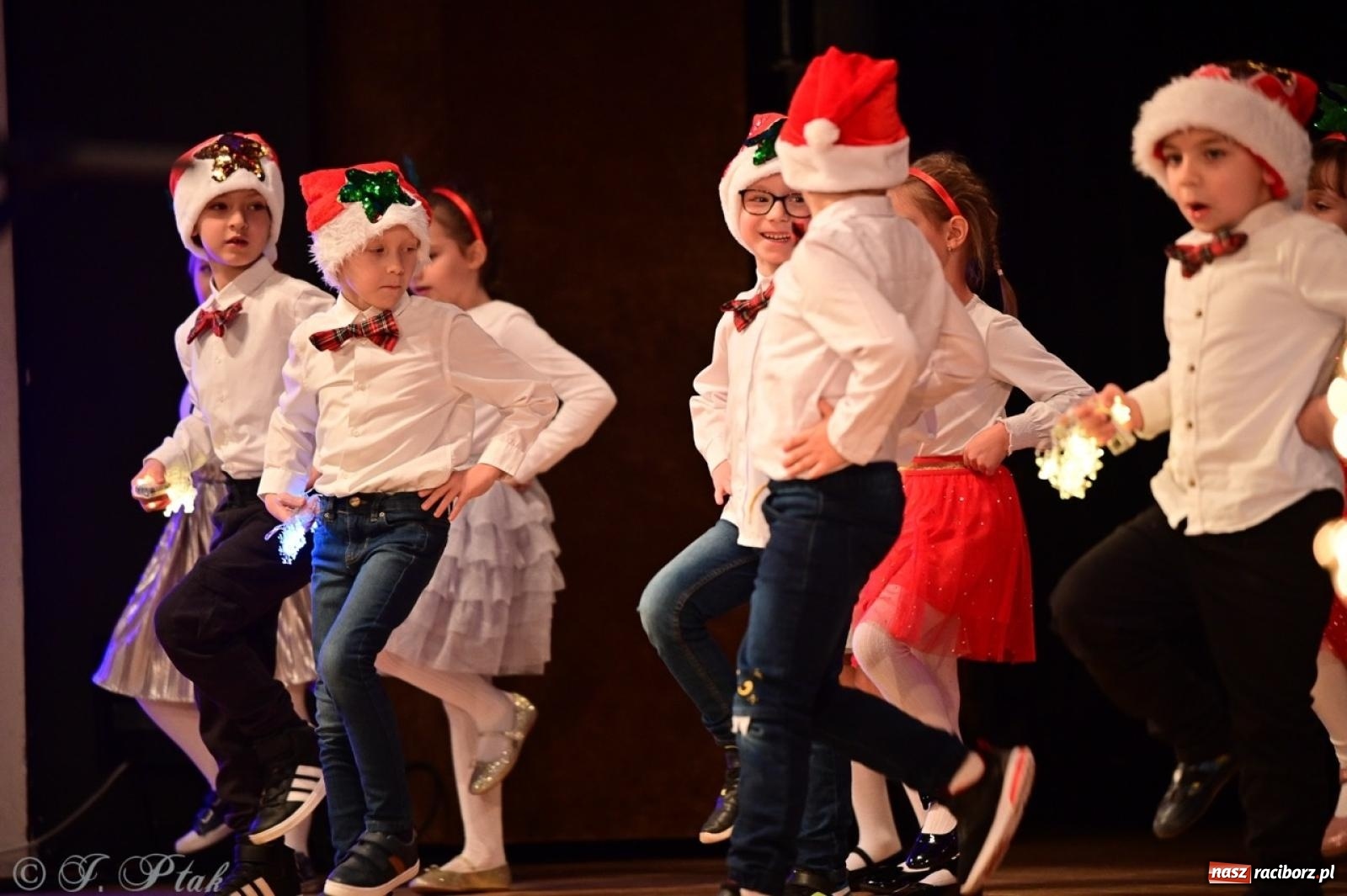 Zdjęcie w galerii na portalu naszraciborz.pl: Przedszkolaki z Trzynastki rozgrzały serca kolędami i pastorałkami w RCK wiadomości z regionu