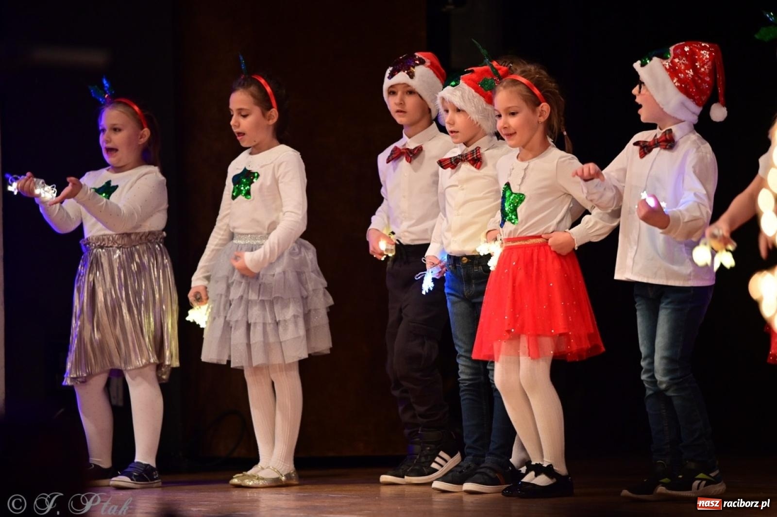 Zdjęcie w galerii na portalu naszraciborz.pl: Przedszkolaki z Trzynastki rozgrzały serca kolędami i pastorałkami w RCK wiadomości z regionu
