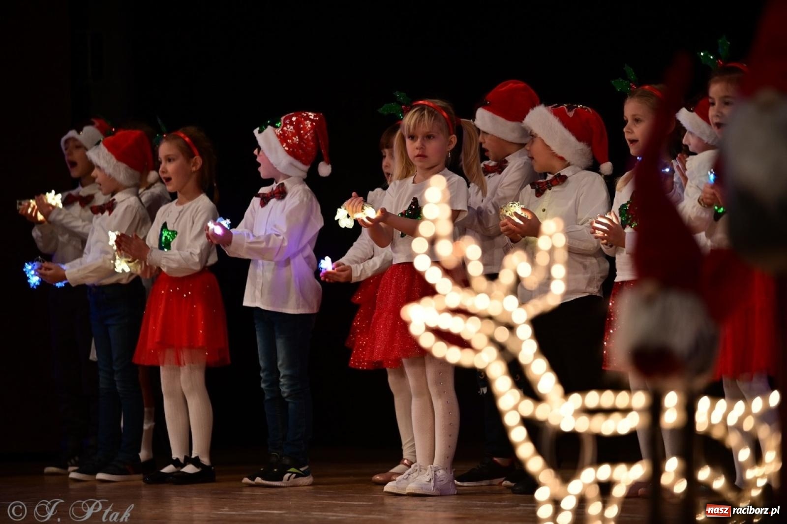 Zdjęcie w galerii na portalu naszraciborz.pl: Przedszkolaki z Trzynastki rozgrzały serca kolędami i pastorałkami w RCK wiadomości z regionu
