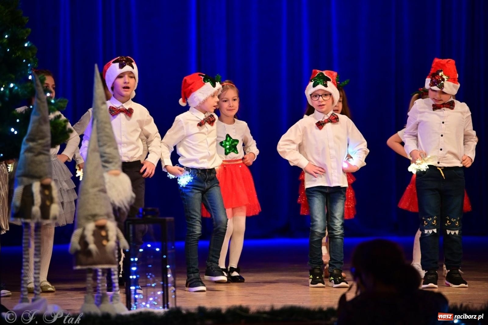 Zdjęcie w galerii na portalu naszraciborz.pl: Przedszkolaki z Trzynastki rozgrzały serca kolędami i pastorałkami w RCK wiadomości z regionu