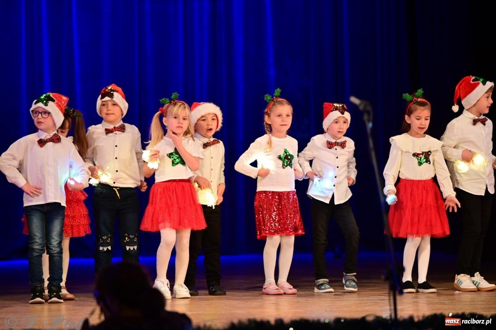 Zdjęcie w galerii na portalu naszraciborz.pl: Przedszkolaki z Trzynastki rozgrzały serca kolędami i pastorałkami w RCK wiadomości z regionu