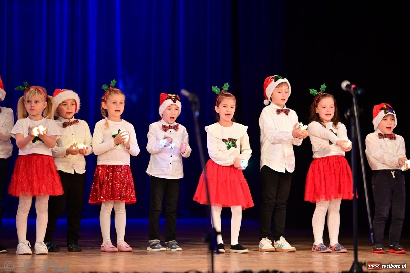 Zdjęcie w galerii na portalu naszraciborz.pl: Przedszkolaki z Trzynastki rozgrzały serca kolędami i pastorałkami w RCK wiadomości z regionu