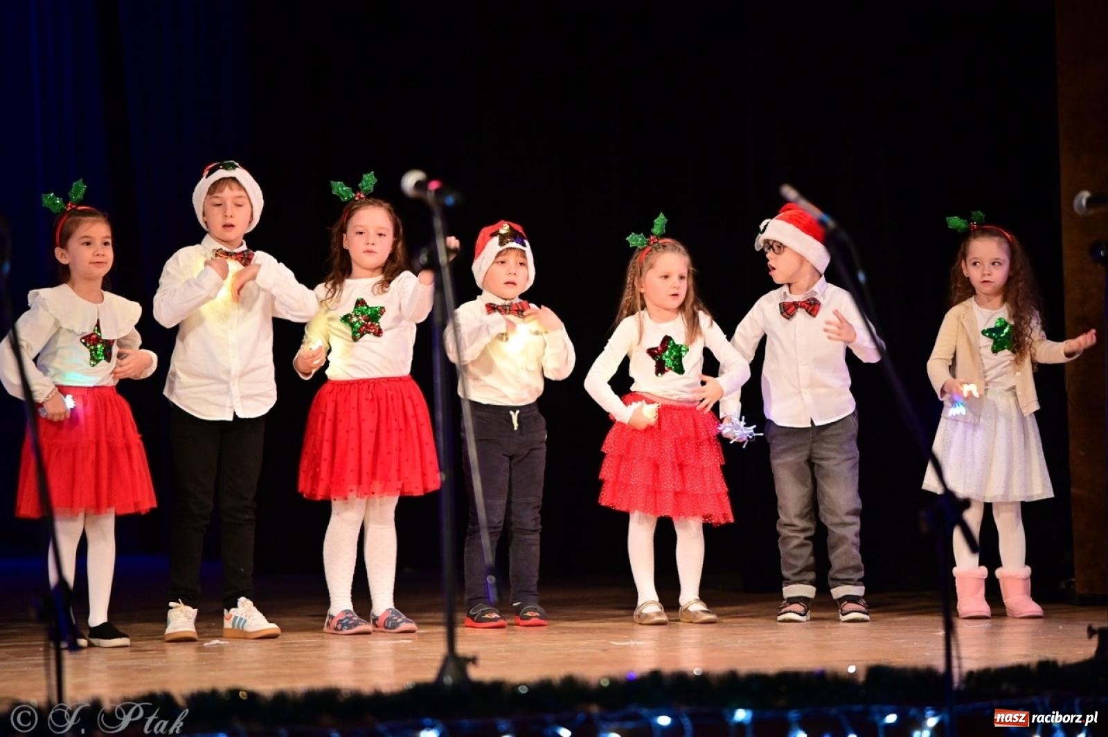 Zdjęcie w galerii na portalu naszraciborz.pl: Przedszkolaki z Trzynastki rozgrzały serca kolędami i pastorałkami w RCK wiadomości z regionu