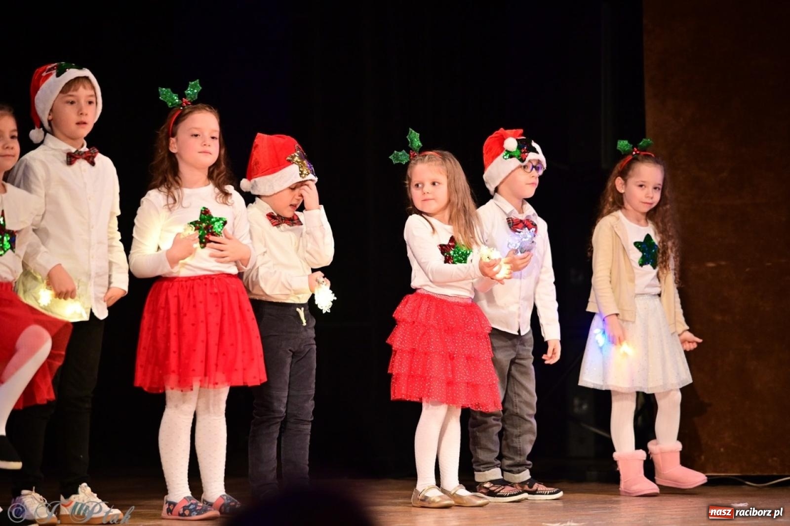 Zdjęcie w galerii na portalu naszraciborz.pl: Przedszkolaki z Trzynastki rozgrzały serca kolędami i pastorałkami w RCK wiadomości z regionu