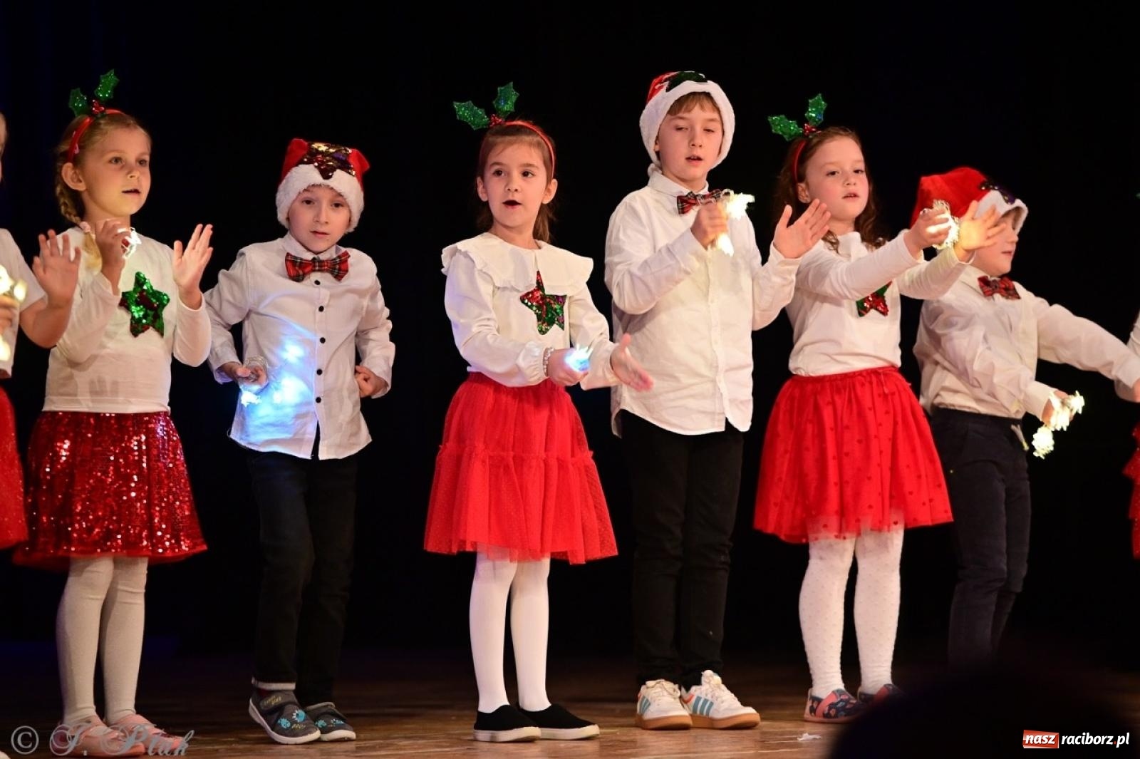 Zdjęcie w galerii na portalu naszraciborz.pl: Przedszkolaki z Trzynastki rozgrzały serca kolędami i pastorałkami w RCK wiadomości z regionu