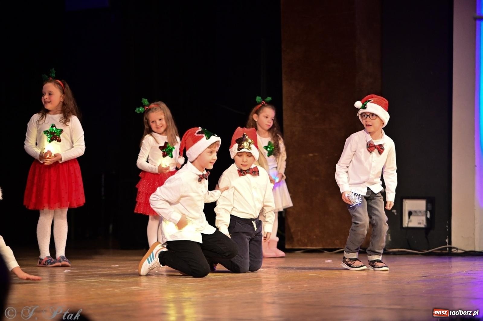 Zdjęcie w galerii na portalu naszraciborz.pl: Przedszkolaki z Trzynastki rozgrzały serca kolędami i pastorałkami w RCK wiadomości z regionu