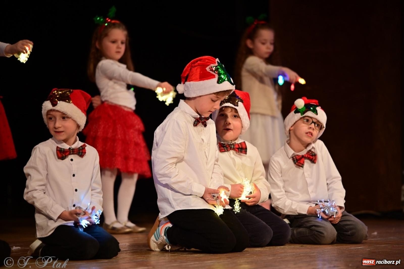 Zdjęcie w galerii na portalu naszraciborz.pl: Przedszkolaki z Trzynastki rozgrzały serca kolędami i pastorałkami w RCK wiadomości z regionu