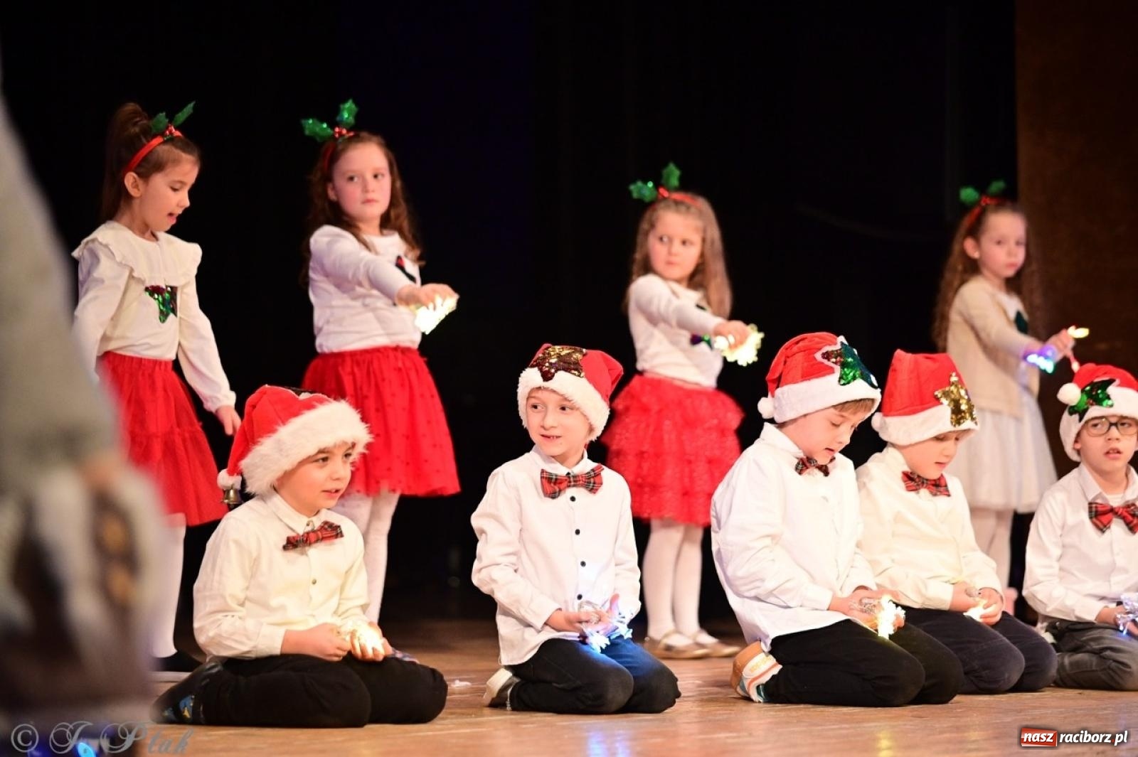 Zdjęcie w galerii na portalu naszraciborz.pl: Przedszkolaki z Trzynastki rozgrzały serca kolędami i pastorałkami w RCK wiadomości z regionu
