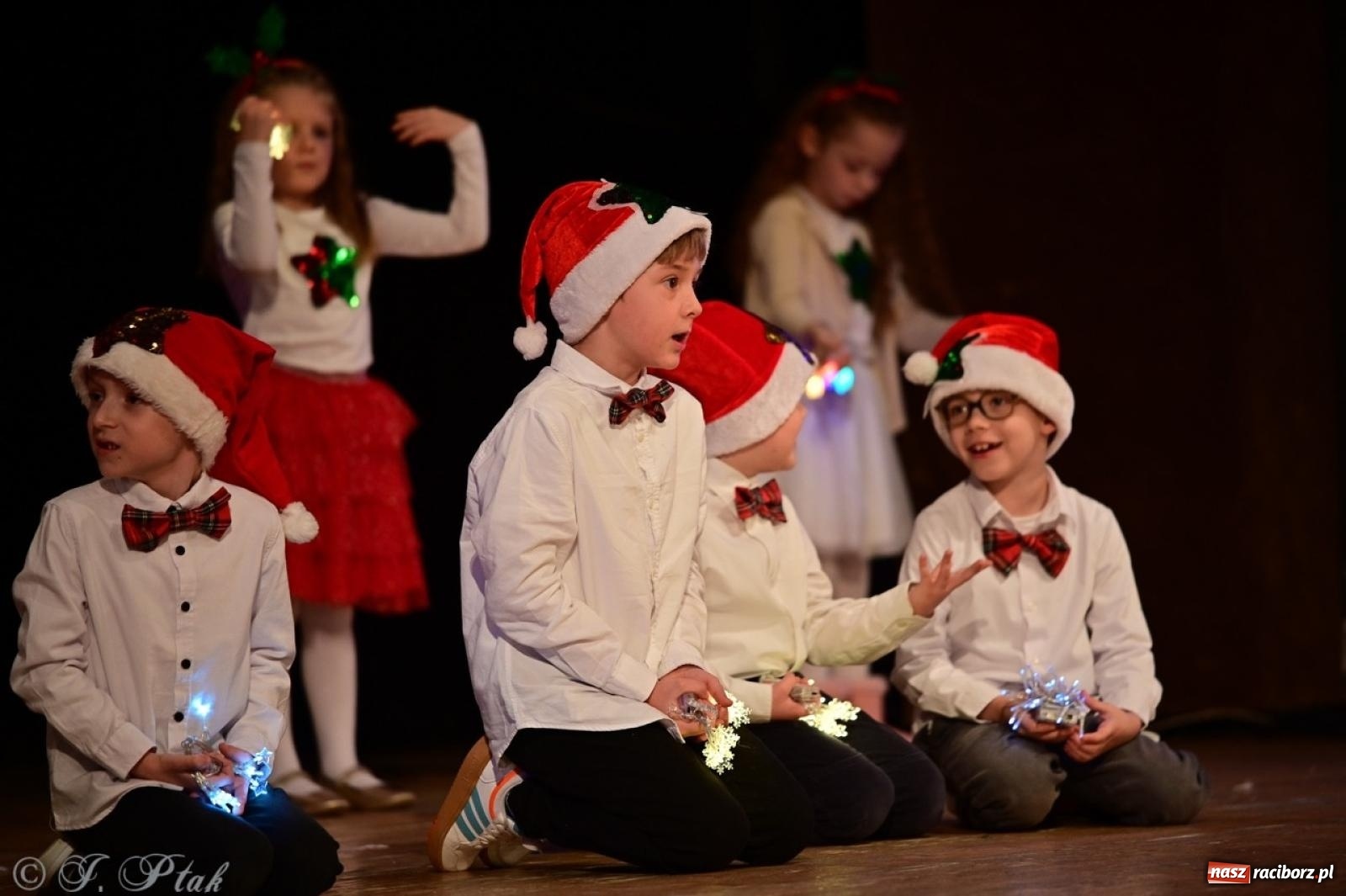 Zdjęcie w galerii na portalu naszraciborz.pl: Przedszkolaki z Trzynastki rozgrzały serca kolędami i pastorałkami w RCK wiadomości z regionu
