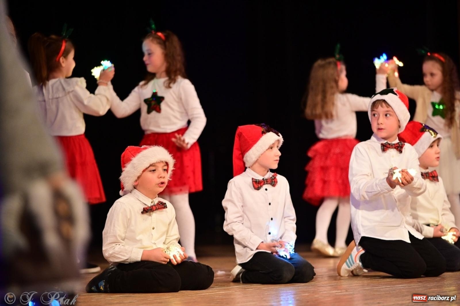 Zdjęcie w galerii na portalu naszraciborz.pl: Przedszkolaki z Trzynastki rozgrzały serca kolędami i pastorałkami w RCK wiadomości z regionu