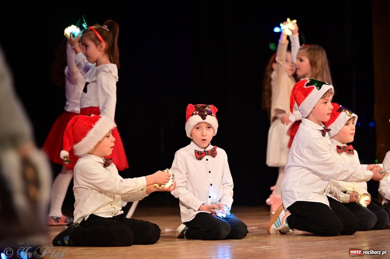 Zdjęcie w galerii na portalu naszraciborz.pl: Przedszkolaki z Trzynastki rozgrzały serca kolędami i pastorałkami w RCK wiadomości z regionu
