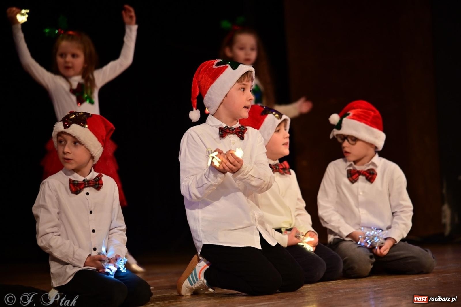Zdjęcie w galerii na portalu naszraciborz.pl: Przedszkolaki z Trzynastki rozgrzały serca kolędami i pastorałkami w RCK wiadomości z regionu
