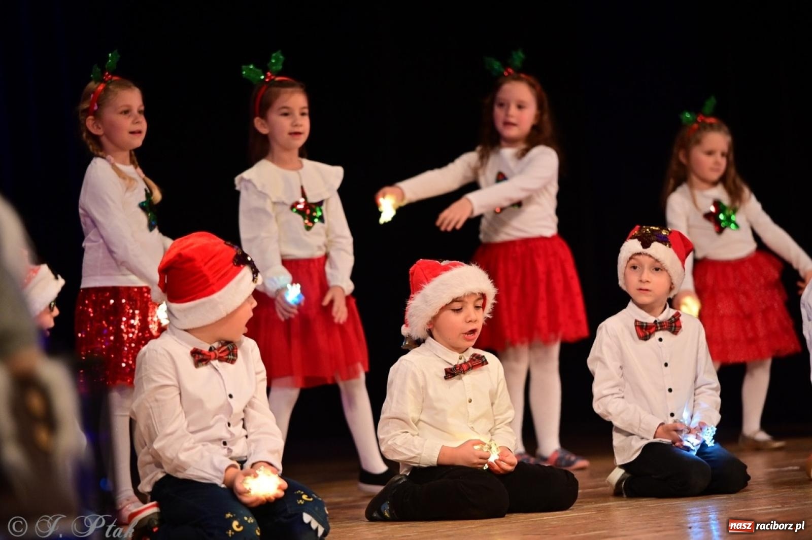 Zdjęcie w galerii na portalu naszraciborz.pl: Przedszkolaki z Trzynastki rozgrzały serca kolędami i pastorałkami w RCK wiadomości z regionu