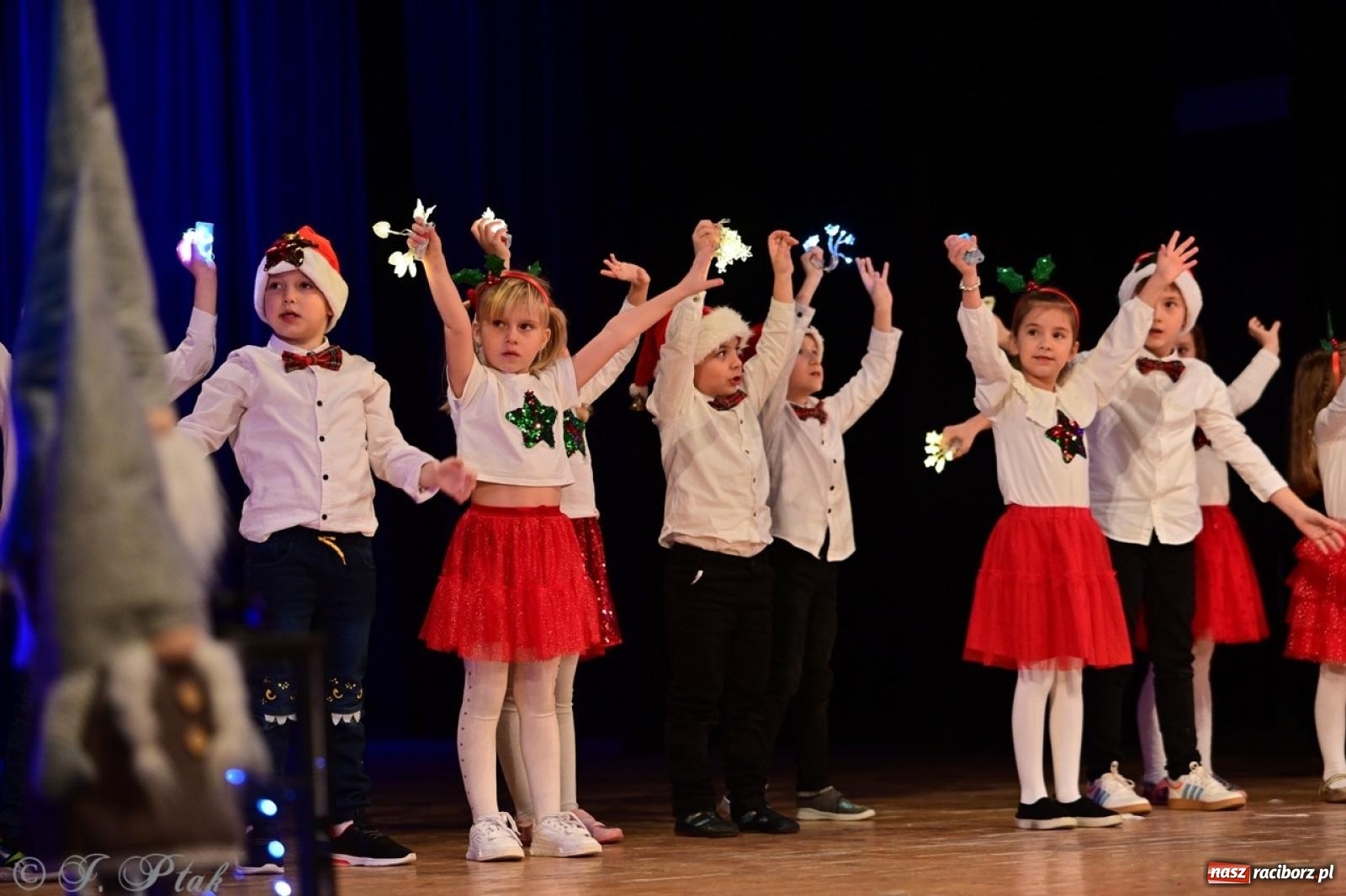 Zdjęcie w galerii na portalu naszraciborz.pl: Przedszkolaki z Trzynastki rozgrzały serca kolędami i pastorałkami w RCK wiadomości z regionu