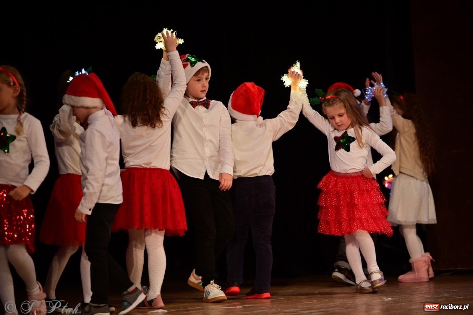 Zdjęcie w galerii na portalu naszraciborz.pl: Przedszkolaki z Trzynastki rozgrzały serca kolędami i pastorałkami w RCK wiadomości z regionu