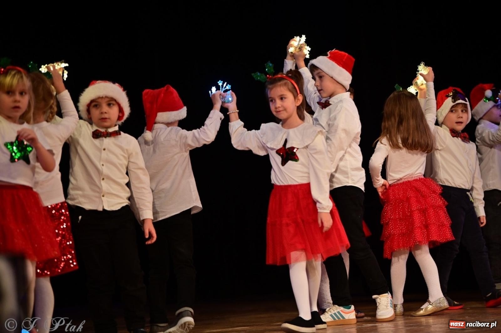 Zdjęcie w galerii na portalu naszraciborz.pl: Przedszkolaki z Trzynastki rozgrzały serca kolędami i pastorałkami w RCK wiadomości z regionu