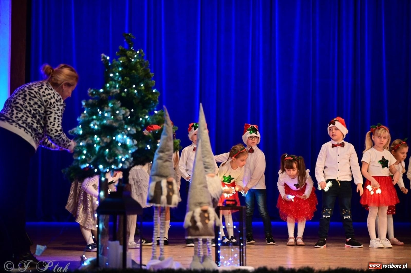 Zdjęcie w galerii na portalu naszraciborz.pl: Przedszkolaki z Trzynastki rozgrzały serca kolędami i pastorałkami w RCK wiadomości z regionu