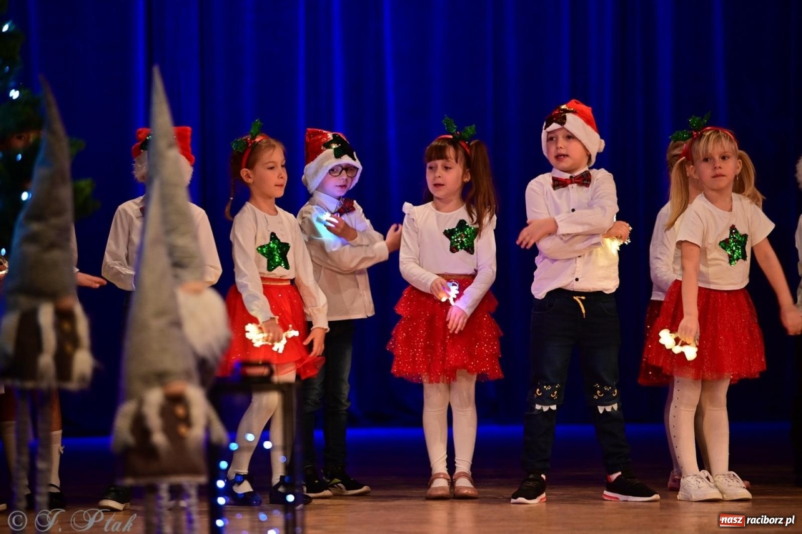 Zdjęcie w galerii na portalu naszraciborz.pl: Przedszkolaki z Trzynastki rozgrzały serca kolędami i pastorałkami w RCK wiadomości z regionu