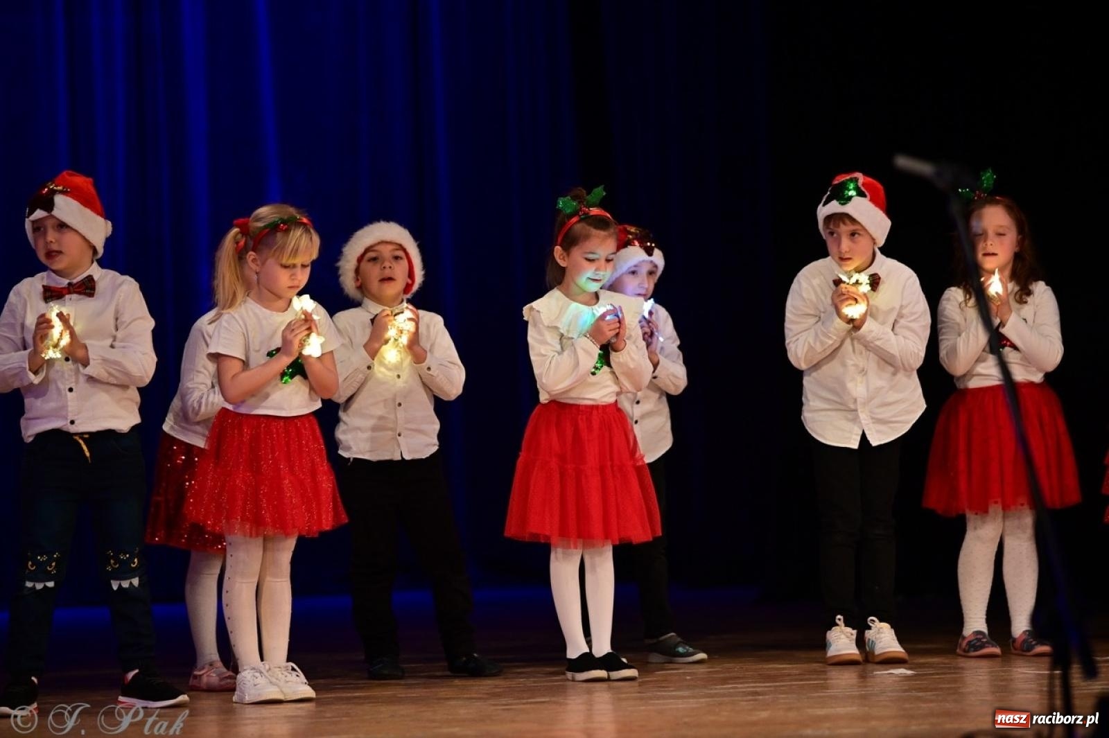 Zdjęcie w galerii na portalu naszraciborz.pl: Przedszkolaki z Trzynastki rozgrzały serca kolędami i pastorałkami w RCK wiadomości z regionu
