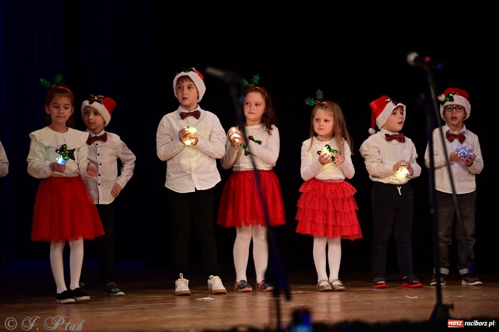 Zdjęcie w galerii na portalu naszraciborz.pl: Przedszkolaki z Trzynastki rozgrzały serca kolędami i pastorałkami w RCK wiadomości z regionu