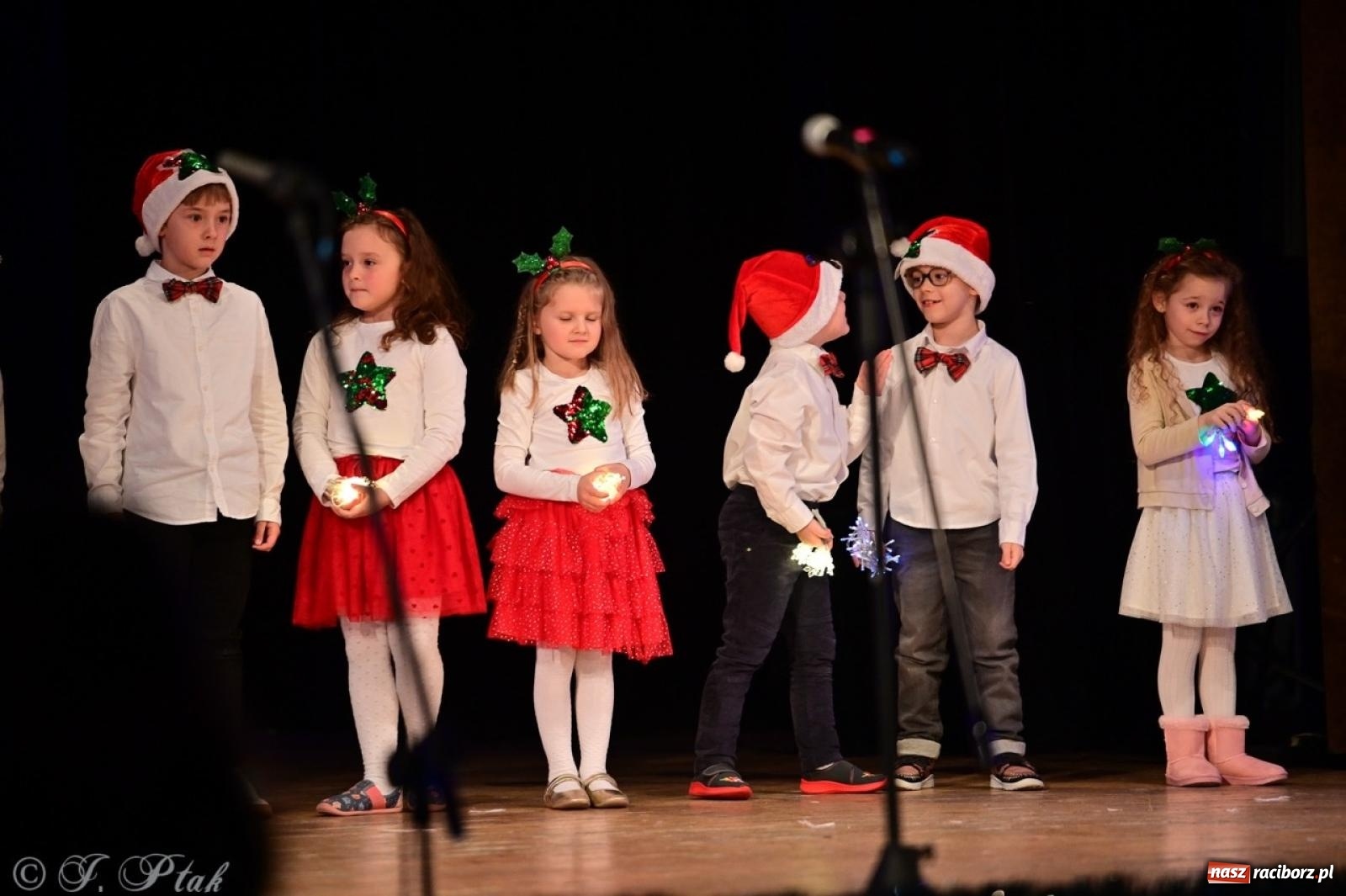 Zdjęcie w galerii na portalu naszraciborz.pl: Przedszkolaki z Trzynastki rozgrzały serca kolędami i pastorałkami w RCK wiadomości z regionu