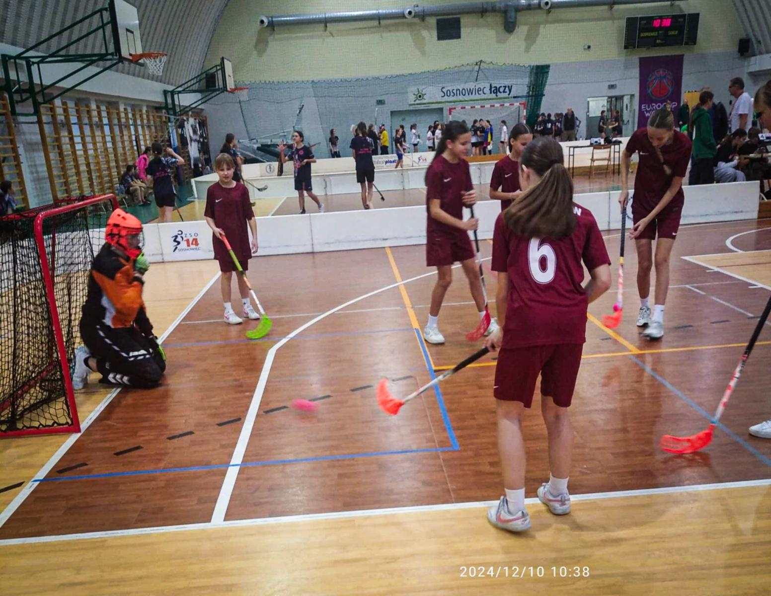 Zdjęcie w galerii na portalu naszraciborz.pl: Wojewódzkie Mistrzostwa Śląska Igrzysk Dzieci w Unihokeju Dziewcząt. Triumf Tworkowa wiadomości z regionu