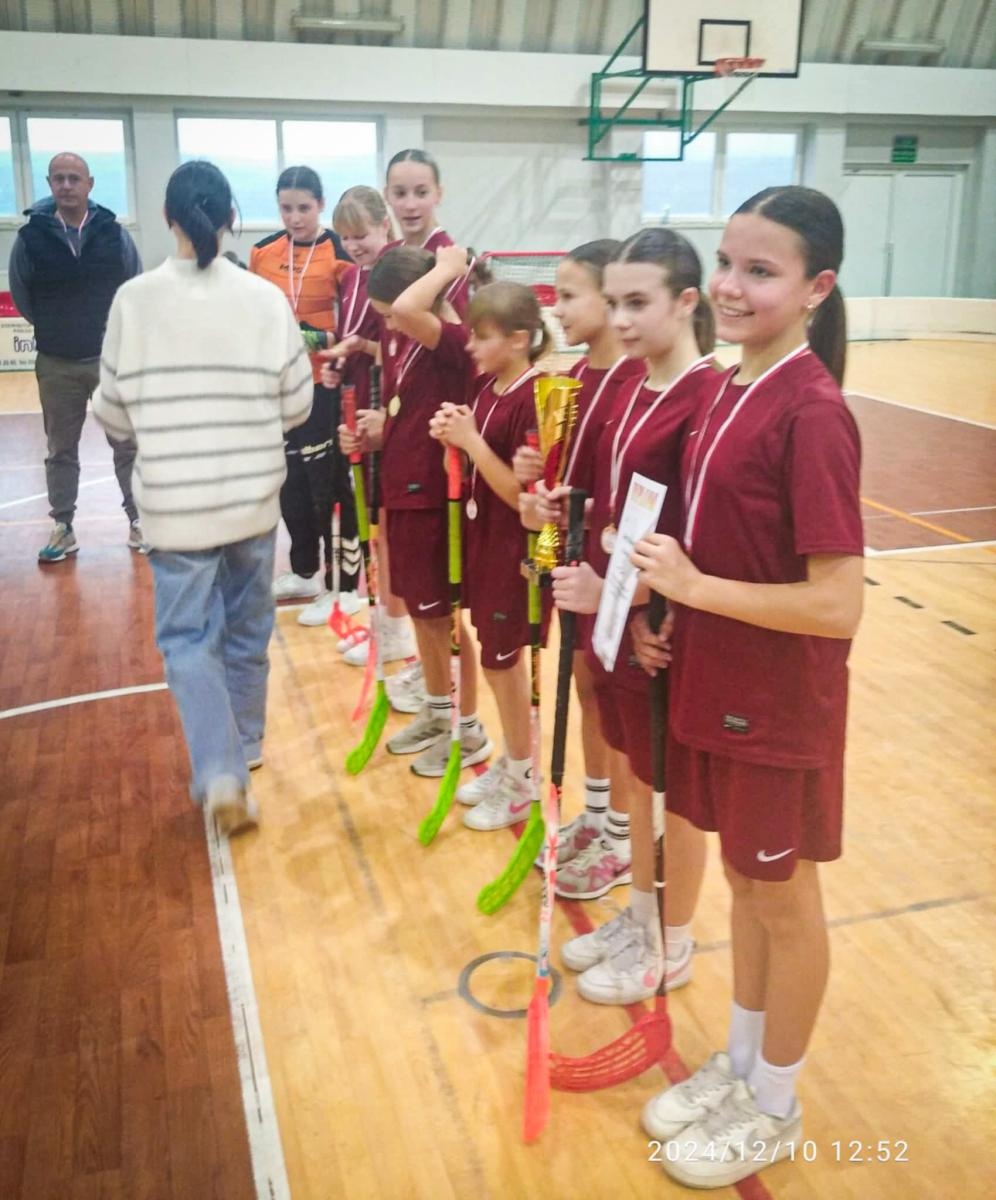 Zdjęcie w galerii na portalu naszraciborz.pl: Wojewódzkie Mistrzostwa Śląska Igrzysk Dzieci w Unihokeju Dziewcząt. Triumf Tworkowa wiadomości z regionu